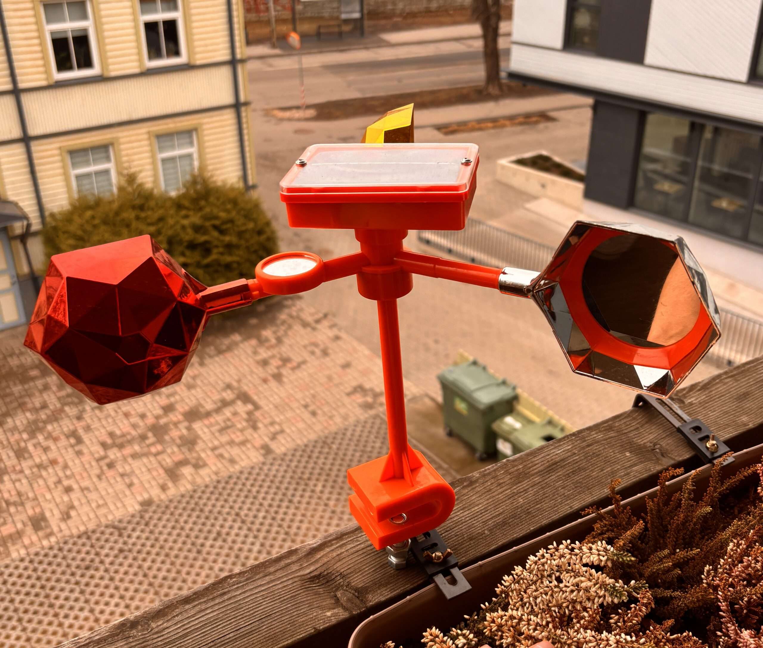 Päikesepaneeliga linnupeletaja 360° pöörlev peegel ja helisignaal